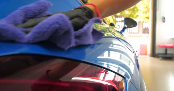 Een Vrouw Een Carwash Doet Een Volledige Stomerij Van Alle — Stockvideo