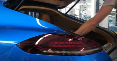 Garajda (Servis) bir adam çantasını salona koyar (bagajda), araba alarmını kontrol eder ve kapatır. Bir adam yeni bir arabanın bagajını ve kapısını açıyor. Yavaş çekim, araba dükkanı, adam.