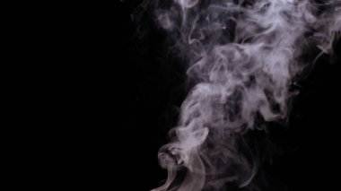 Düz süper siyah arka plan üzerinde beyaz duman bindirme etkisi. Doğa hareketi dumanlı buhar dalgası soyut çevre. Kavramı: Kirlilik, Bulut, Sigara, Gaz, Kuru Buz, Kimya, Buhar, Sıcak, Çay.
