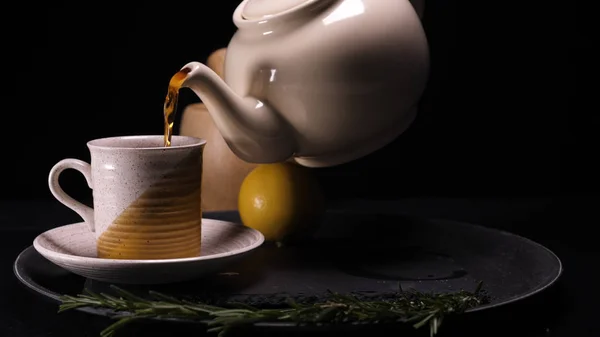 Uno Sfondo Nero Una Teiera Preparata Teiera Vassoio Limone Piattino — Foto Stock