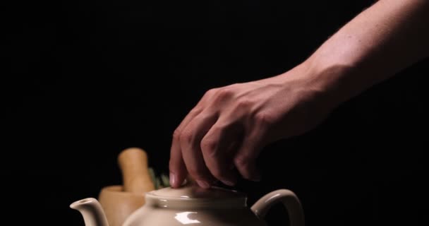 Siyah Arka Planda Demlenmiş Çaydanlık Çaydanlık Tepside Bir Limon Çimenli — Stok video