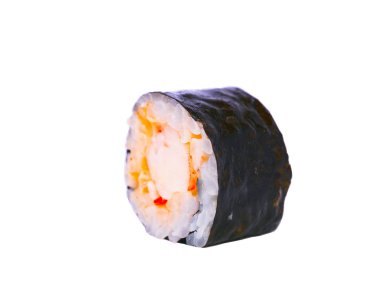 Bir veya daha fazla maki rulo somon, avokado, ton balığı ve salatalık beyaz arka planda izole bir satırda. Pirinç ve Nori ile taze hosomaki parçaları. Suşi rulo ile lezzetli Japon gıda closeup.