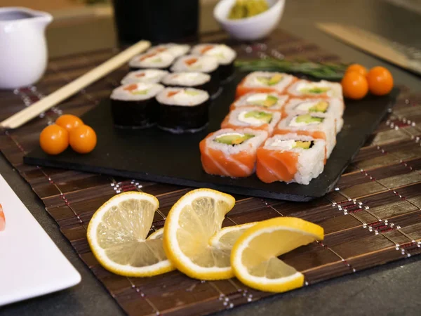 供应一套寿司与鲑鱼和金枪鱼 加州卷 Maki 酱油特写在桌子上 — 图库照片