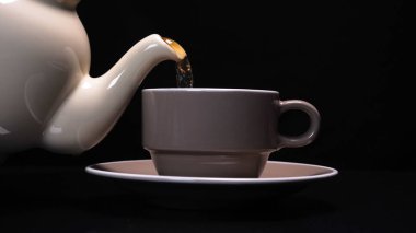 Çay Hazırlama Süreci. Çay seremonisi, bir fincan taze Briar, karanlık bir ruh hali. Sıcak su buharla doldurulur. Kavram: Sıcak, Buhar, Seramik, Kupa.