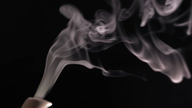 Çay Hazırlama Süreci. Çay seremonisi, bir fincan taze Briar, karanlık bir ruh hali. Sıcak su buharla doldurulur. Kavram: Sıcak, Buhar, Seramik, Kupa.