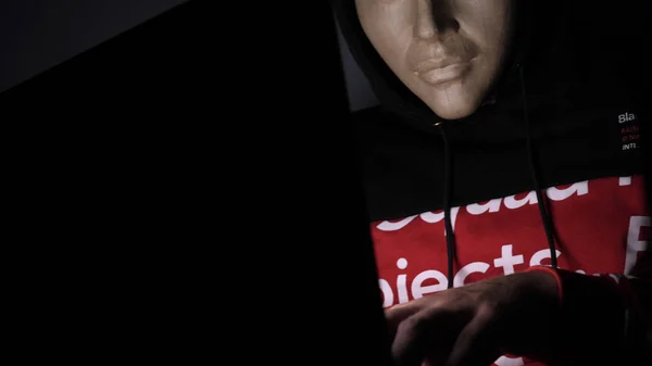 Мужчина Хакер Скрывает Лицо Маской Доступа Личной Информации Ноутбуке Телефоне — стоковое фото