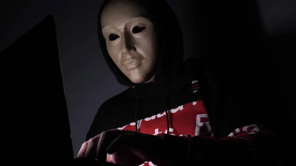 Manlig Hacker Dolt Ansikte Med Masken Tillgång Till Personlig Information — Stockfoto