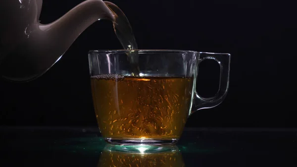 Proces Zaparzania Herbatki Ceremonia Herbaty Filiżanka Świeżego Brzucha Mroczny Nastrój — Zdjęcie stockowe