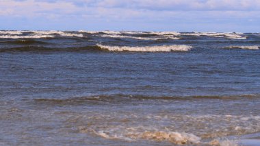 Rüzgarda profesyonel sörfçü okyanusa denizde rüzgar hazırlanıyor. Rüzgar sörfçüsü fırtınada dalgayı yakalar. Konsept: Spor, Yaşam Tarzı, Yönetim Kurulu, Dalgalar, Yavaş Hareket