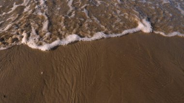 Rüzgarda profesyonel sörfçü okyanusa denizde rüzgar hazırlanıyor. Rüzgar sörfçüsü fırtınada dalgayı yakalar. Konsept: Spor, Yaşam Tarzı, Yönetim Kurulu, Dalgalar, Yavaş Hareket