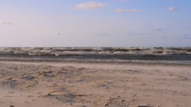 Rüzgarda profesyonel sörfçü okyanusa denizde rüzgar hazırlanıyor. Rüzgar sörfçüsü fırtınada dalgayı yakalar. Konsept: Spor, Yaşam Tarzı, Yönetim Kurulu, Dalgalar, Yavaş Hareket