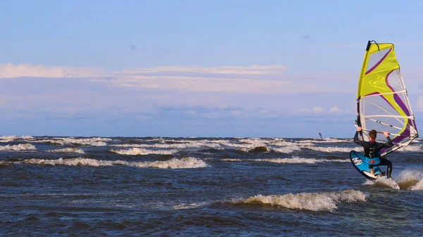 Surfista Profesional Viento Preparando Viento Mar Océano Windsurfer Atrapa Ola — Foto de Stock