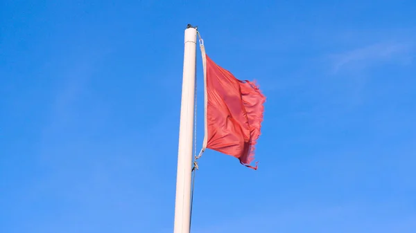 Rote Flagge Mit Dem Meer Signalwarnung Rote Flagge Mit Meer — Stockfoto
