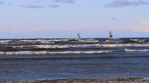 海に海の風を準備風のプロのサーファー ウィンドサーファーは嵐の中で波をキャッチします の概念 スポーツ ライフスタイル ボード スローモーション — ストック写真
