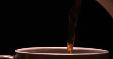 Çay Hazırlama Süreci. Çay seremonisi, bir fincan taze Briar, karanlık bir ruh hali. Sıcak su buharla doldurulur. Kavram: Sıcak, Buhar, Seramik, Kupa.