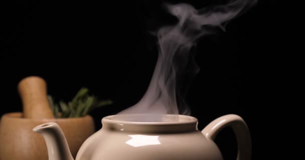 お茶の淹れ方 新鮮なブライアーのカップ 暗い気分 湯気でお湯を注ぎます コンセプト ホット スチーム セラミック マグカップ — ストック動画