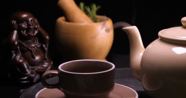 Процесс Варки Чая Чайная Церемония Чашка Свежего Бриара Темное Настроение — стоковое видео