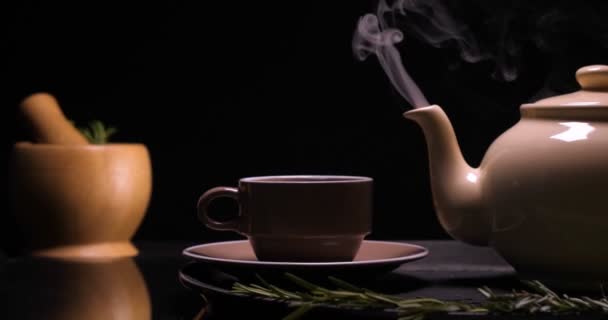 煮茶的过程 茶道仪式 一杯新鲜的白酒 一种黑暗的气氛 热水里充满了蒸汽 — 图库视频影像