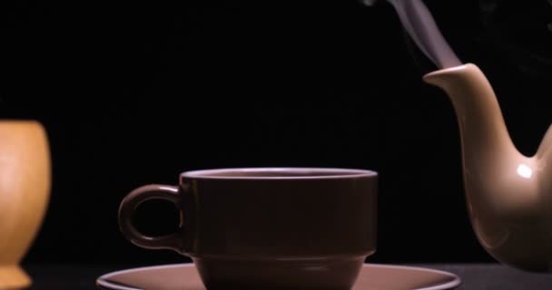 Der Prozess Des Teeaufbrauens Teezeremonie Eine Tasse Frisch Gebrühter Tee — Stockvideo