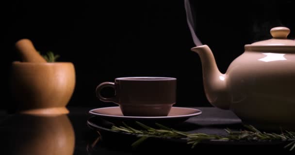 煮茶的过程 茶道仪式 一杯新鲜的白酒 一种黑暗的气氛 热水里充满了蒸汽 — 图库视频影像