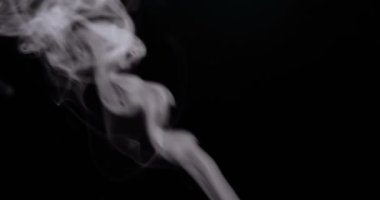 Çay Hazırlama Süreci. Çay seremonisi, bir fincan taze Briar, karanlık bir ruh hali. Sıcak su buharla doldurulur. Kavram: Sıcak, Buhar, Seramik, Kupa.