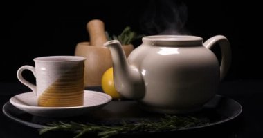Çay Hazırlama Süreci. Çay seremonisi, bir fincan taze Briar, karanlık bir ruh hali. Sıcak su buharla doldurulur. Kavram: Sıcak, Buhar, Seramik, Kupa.