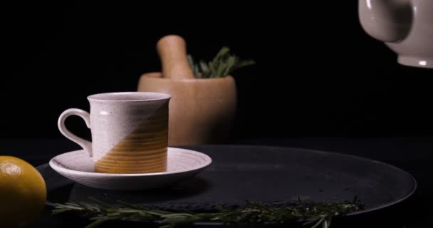 Der Prozess Des Teeaufbrauens Teezeremonie Eine Tasse Frisch Gebrühter Tee — Stockvideo