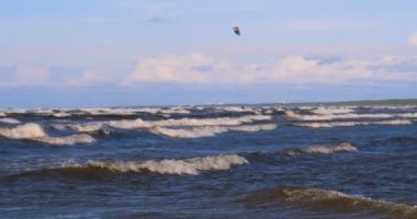 Rüzgarda profesyonel sörfçü okyanusa denizde rüzgar hazırlanıyor. Rüzgar sörfçüsü fırtınada dalgayı yakalar. Konsept: Spor, Yaşam Tarzı, Yönetim Kurulu, Dalgalar, Yavaş Hareket