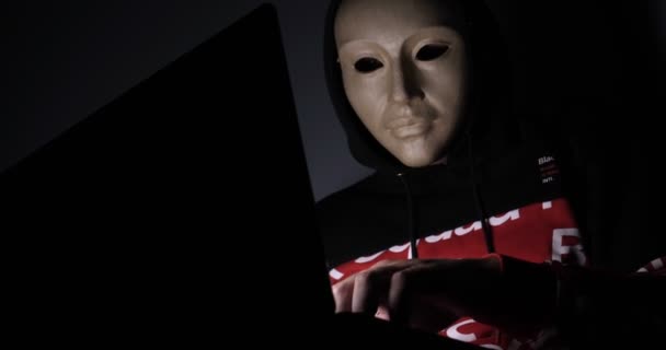 男性黑客隐藏的脸与面具访问笔记本电脑 上的个人信息在黑暗中 网络犯罪概念 — 图库视频影像