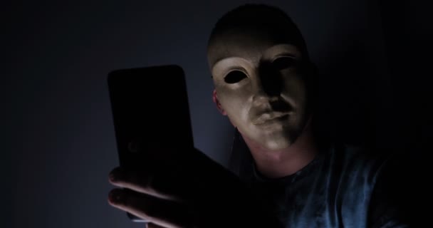 Manlig Hacker Dolt Ansikte Med Masken Tillgång Till Personlig Information — Stockvideo