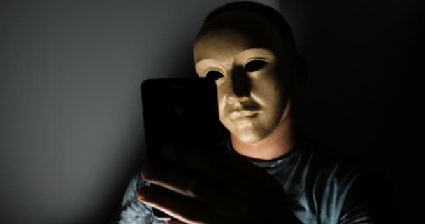 男性ハッカーは 暗闇の中でラップトップ 上の個人情報にアクセスマスクで顔を隠しました サイバー犯罪の概念 — ストック動画
