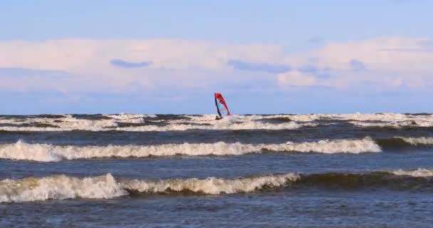 Professionele Surfer Wind Voorbereiding Van Wind Zee Naar Oceaan Windsurfer — Stockvideo