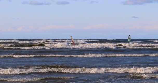 바다에 바다에서 바람을 바람에 윈드서퍼가 폭풍우 속에서 파도를 잡는다 스포츠 — 비디오