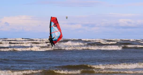 Professionele Surfer Wind Voorbereiding Van Wind Zee Naar Oceaan Windsurfer — Stockvideo