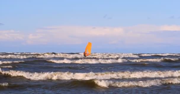 Professionele Surfer Wind Voorbereiding Van Wind Zee Naar Oceaan Windsurfer — Stockvideo