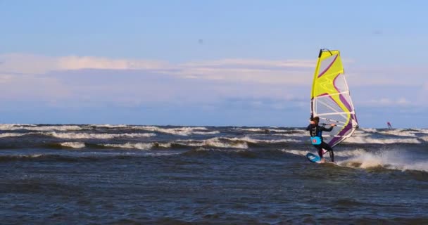 바다에 바다에서 바람을 바람에 윈드서퍼가 폭풍우 속에서 파도를 잡는다 스포츠 — 비디오