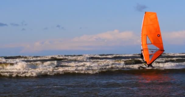 Surfista Profesional Viento Preparando Viento Mar Océano Windsurfer Atrapa Ola — Vídeo de stock