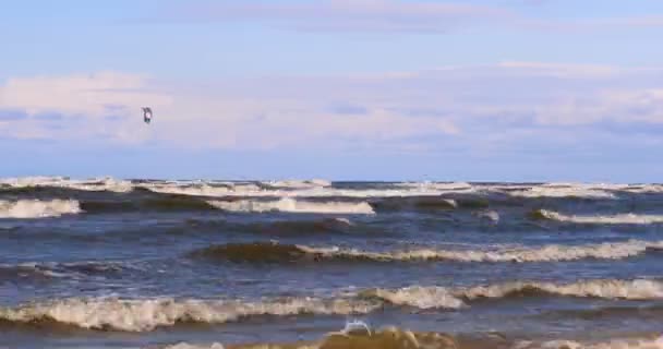 专业冲浪者在风中准备风在海中向大海 风帆冲浪者在暴风雨中抓住海浪 生活方式 慢动作 — 图库视频影像