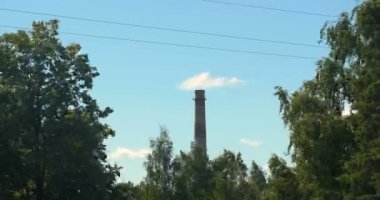 Denizle kırmızı bayrak, sinyal uyarısı. Denizle kırmızı bayrak, sahilde sinyal uyarısı. Konsept: Uyarı, Deniz, Plaj, Yavaş hareket.