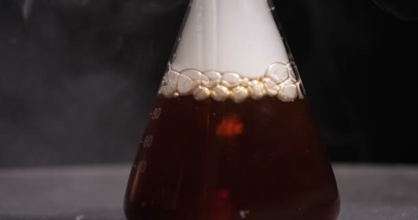 在化学实验室用深色试剂和蒸汽烧瓶 化学实验室用蓝色试剂和蒸汽烧瓶的特写镜头 — 图库视频影像