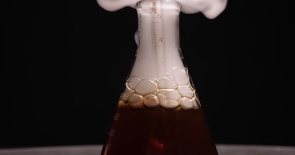 Flacon Avec Réactif Sombre Vapeur Laboratoire Chimique Vue Rapprochée Flacon — Video