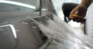 Ön far ve kaputta Ppf montaj işlemine yakın. Ppf, boyayı çizilmelerden ve taş yongalarından koruyan bir Boya Koruma Filmidir. Konsept: Koruma, Koruma, Araba, Yeni, İş.