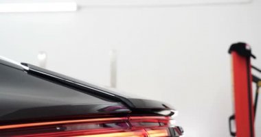 Personel iş yerinde kimyasal koruyucu giysiler giyer. Otomobil endüstrisi. Seramik kaplama ile oto yıkama ve kaplama işi. Vernikleri arabaya püskürtüyor. Konsept: Araba koruyucu, Servis, Shine.
