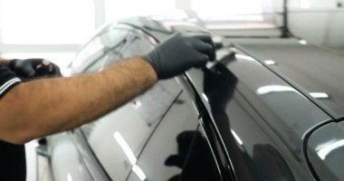 Ön far ve kaputta Ppf montaj işlemine yakın. Ppf, boyayı çizilmelerden ve taş yongalarından koruyan bir Boya Koruma Filmidir. Konsept: Koruma, Koruma, Araba, Yeni, İş.