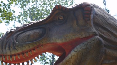 Dinozorların yeniden inşası parkın Eğitim Yolu'nda orijinal ve doğal boyuta yakındır..