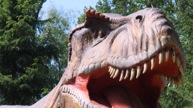 Dinozorların yeniden inşası parkın Eğitim Yolu'nda orijinal ve doğal boyuta yakındır..