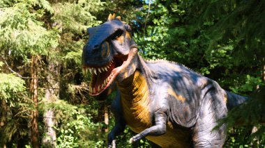 Dinozorların yeniden inşası parkın Eğitim Yolu'nda orijinal ve doğal boyuta yakındır..