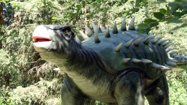 Dinozorların yeniden inşası parkın Eğitim Yolu'nda orijinal ve doğal boyuta yakındır..