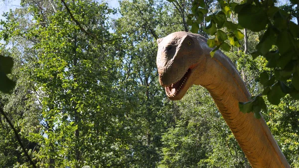 Rekonstrukcje Dinozaurów Zbliżone Oryginału Naturalnej Wielkości Ścieżce Edukacyjnej Parku — Zdjęcie stockowe