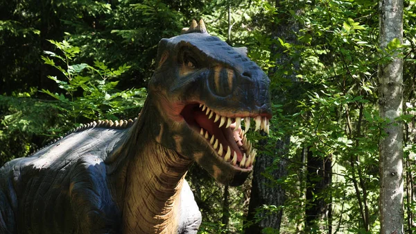 Rekonstrukcje Dinozaurów Zbliżone Oryginału Naturalnej Wielkości Ścieżce Edukacyjnej Parku — Zdjęcie stockowe